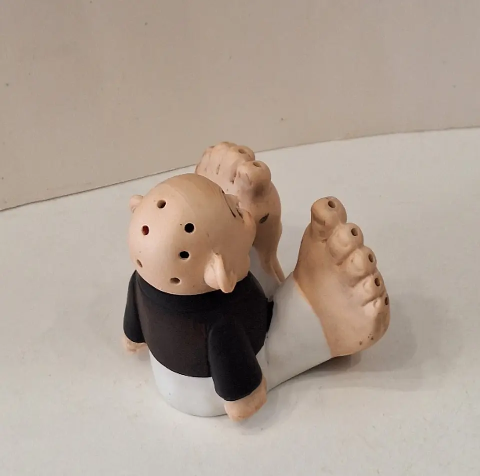 Fosforeira (paliteiro) em biscuit ' Big feet ' da Schafer & Vater, Alemanha.  6