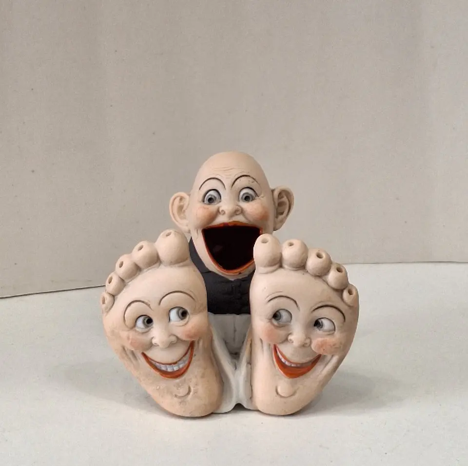 Fosforeira (paliteiro) em biscuit ' Big feet ' da Schafer & Vater, Alemanha.  8