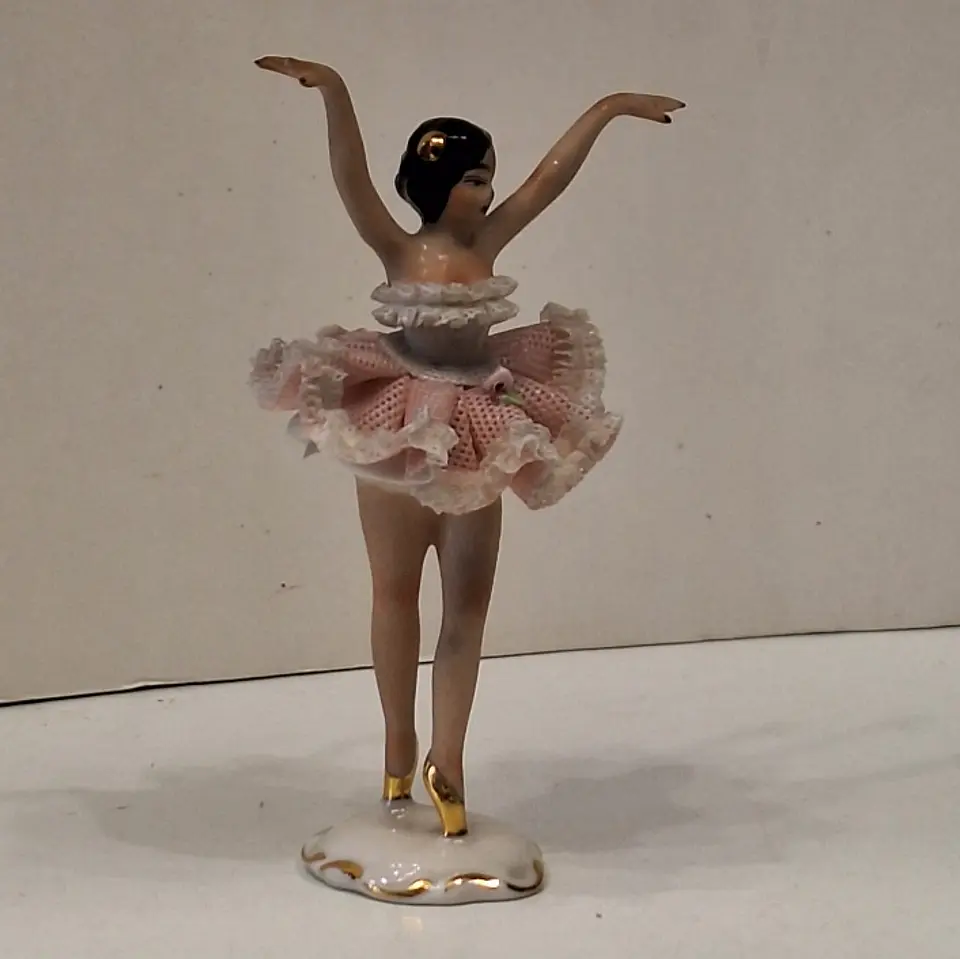 Bailarina em porcelana alemã com renda 2