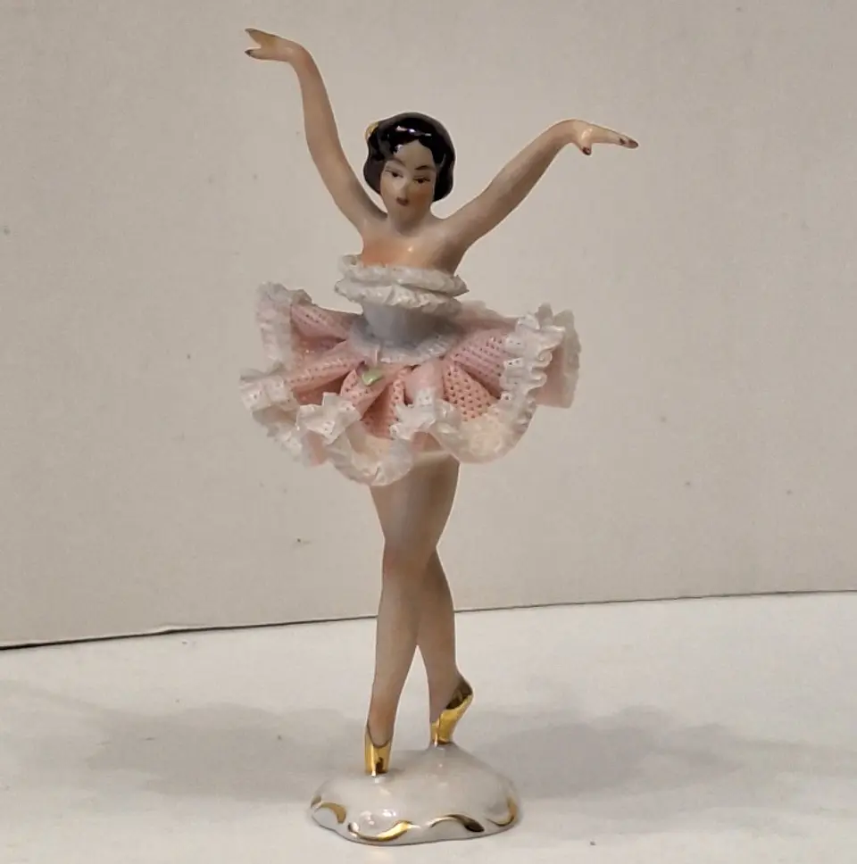 Bailarina em porcelana alemã com renda 3