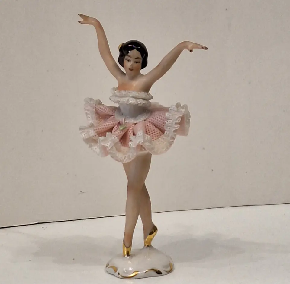 Bailarina em porcelana alemã com renda 5