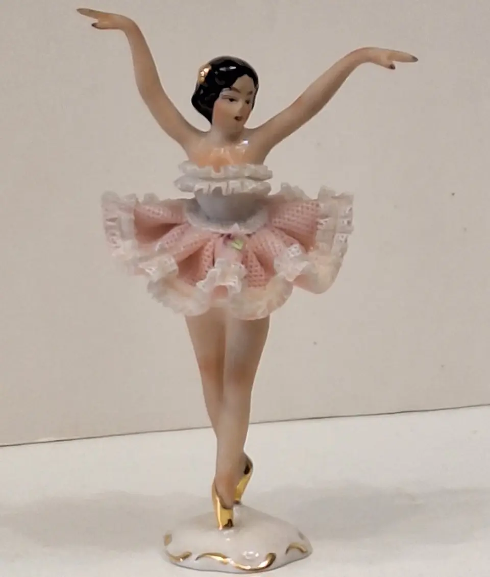 Bailarina em porcelana alemã com renda 1