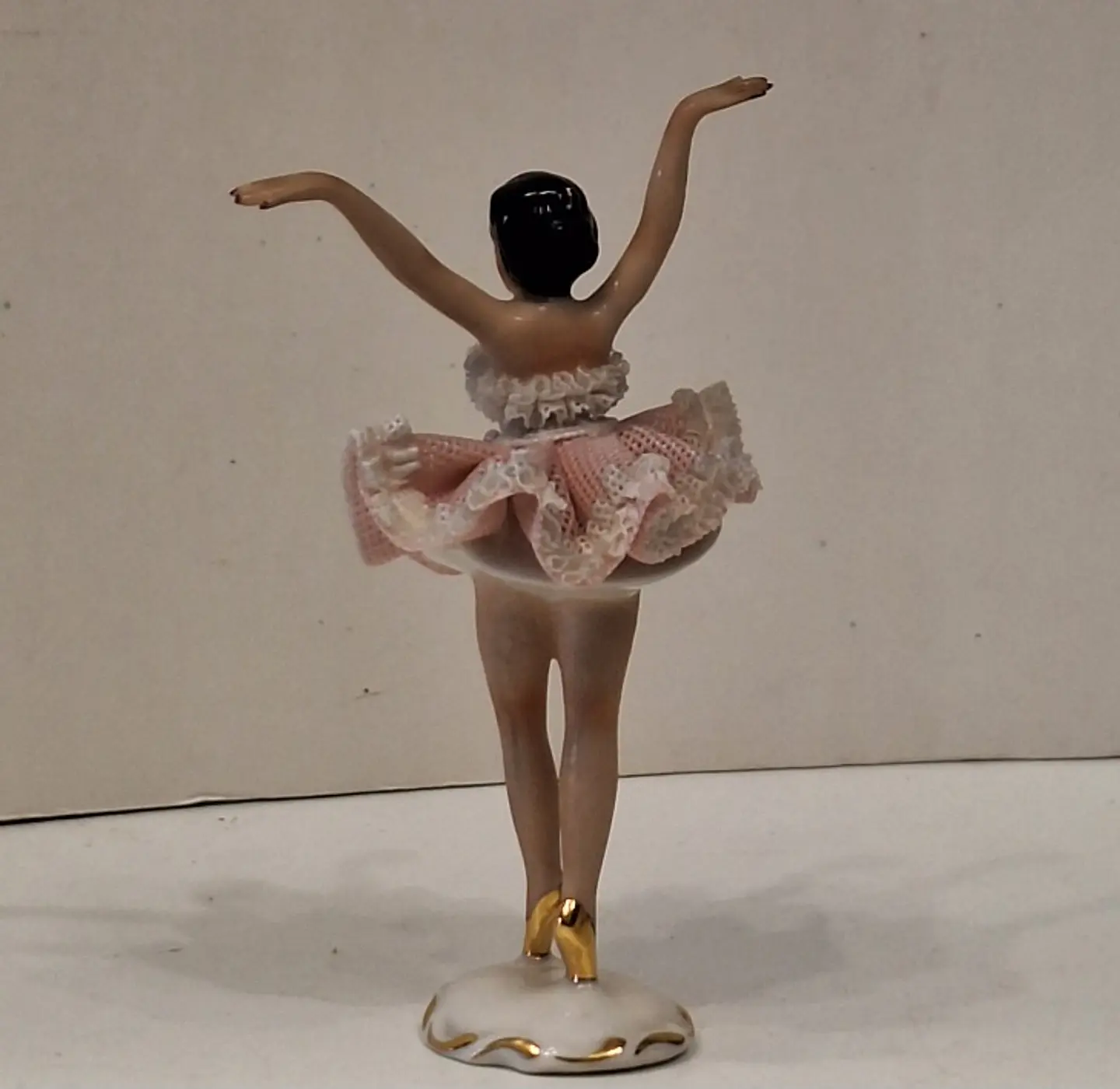 Bailarina em porcelana alemã com renda 6