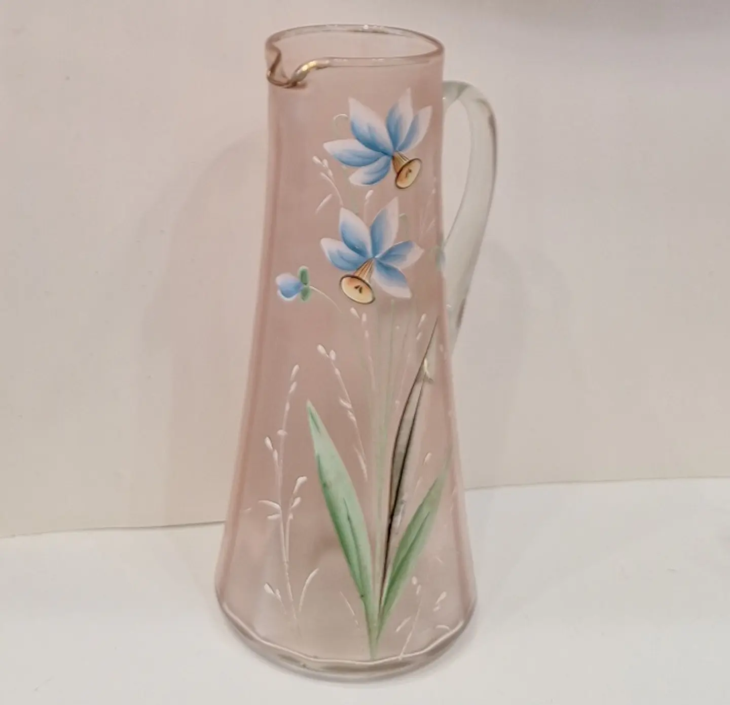 Jarra de vidro soprado, decoração floral a esmalte.  2