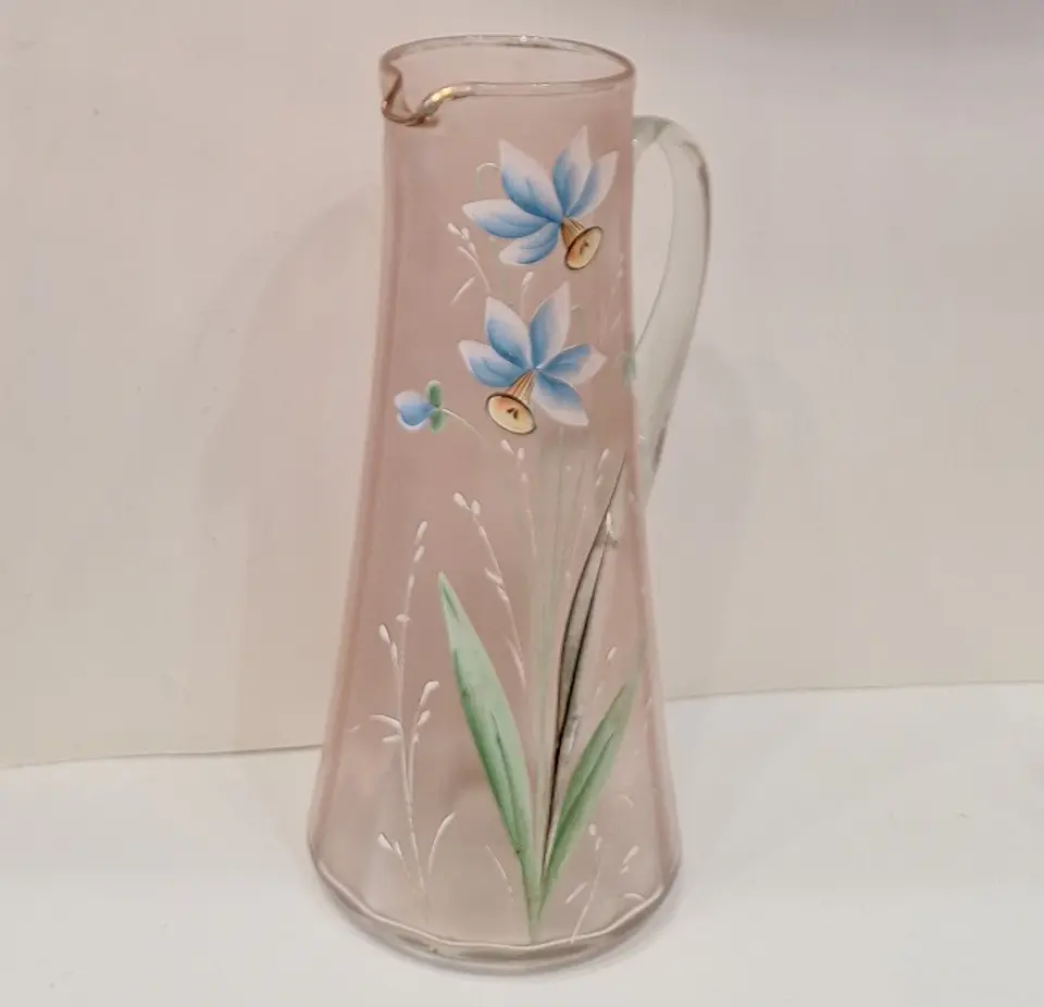Jarra de vidro soprado, decoração floral a esmalte.  2