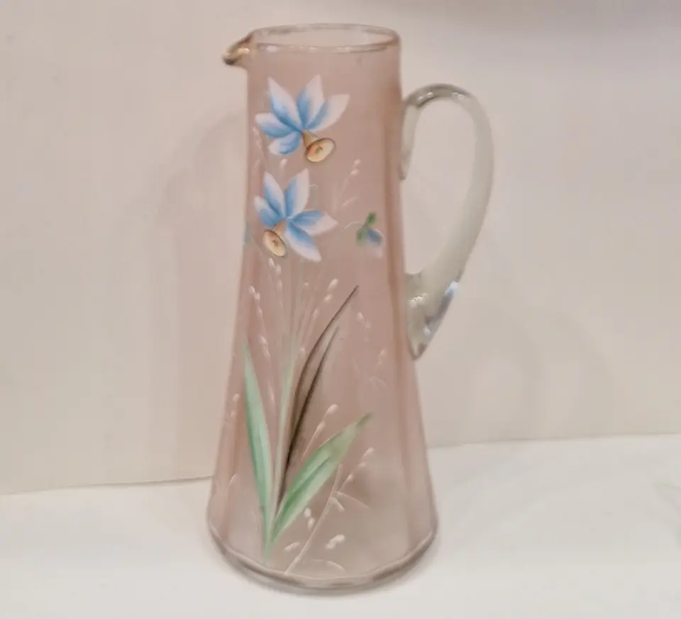 Jarra de vidro soprado, decoração floral a esmalte.  1
