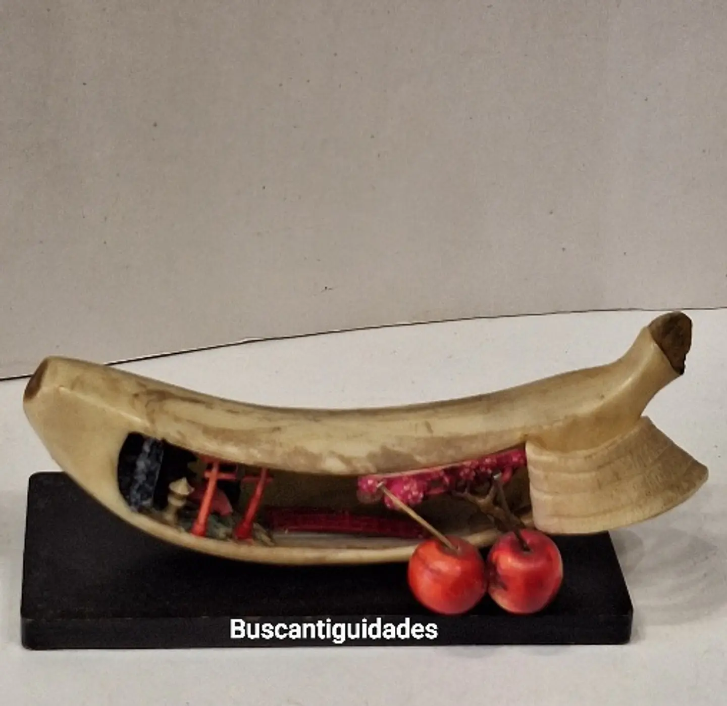 Escultura em celuloide, representando uma banana com um diorama de paisagem Japonesa  2