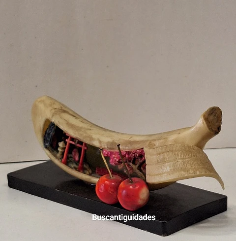 Escultura em celuloide, representando uma banana com um diorama de paisagem Japonesa 