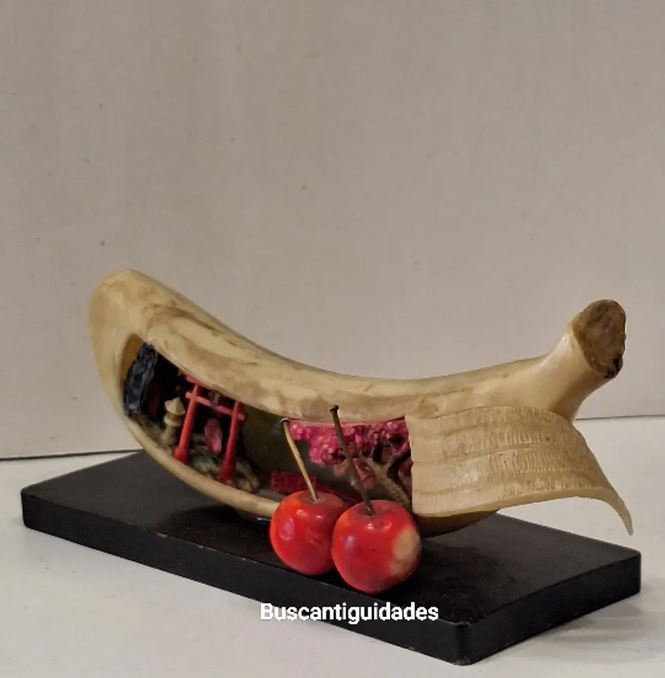 Escultura em celuloide, representando uma banana com um diorama de paisagem Japonesa  1