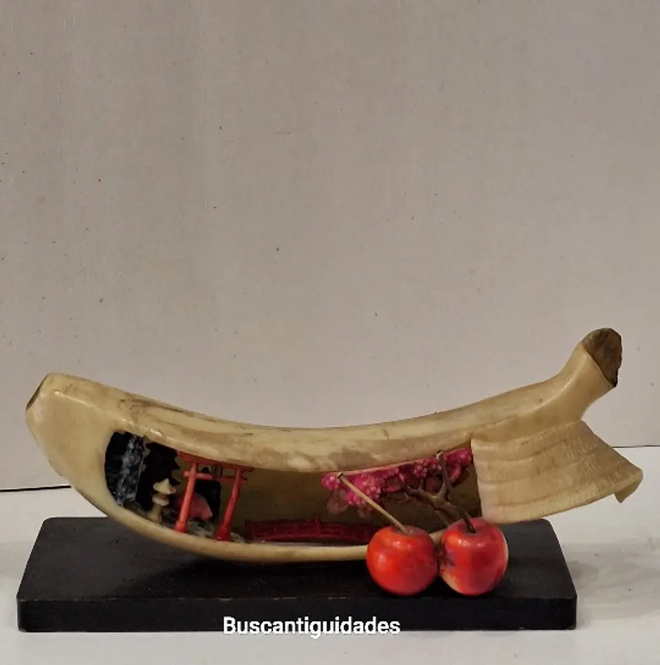 Escultura em celuloide, representando uma banana com um diorama de paisagem Japonesa  3