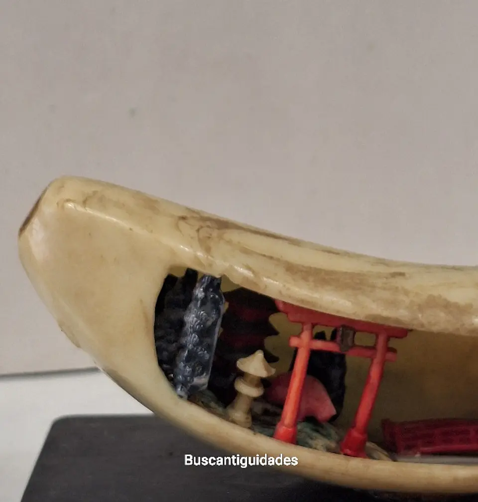 Escultura em celuloide, representando uma banana com um diorama de paisagem Japonesa  4