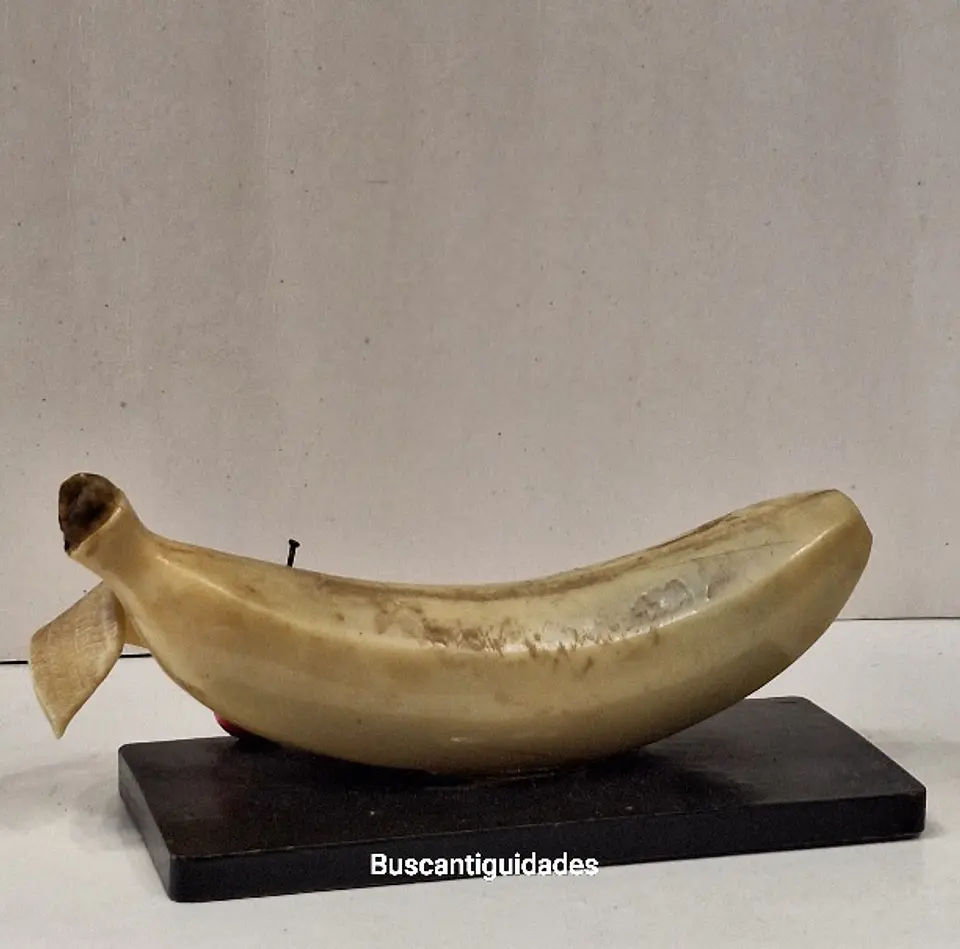 Escultura em celuloide, representando uma banana com um diorama de paisagem Japonesa  6
