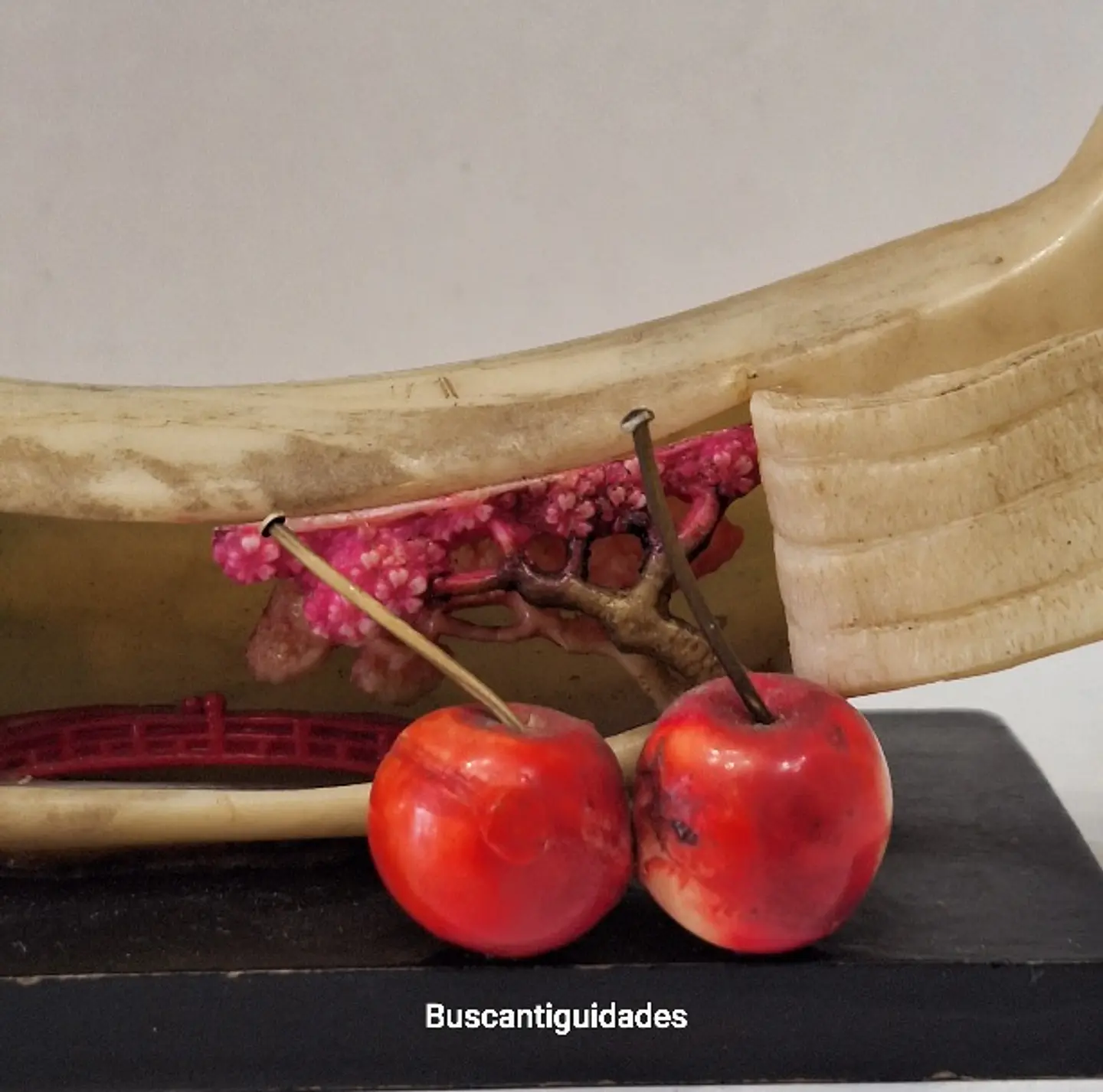 Escultura em celuloide, representando uma banana com um diorama de paisagem Japonesa  7