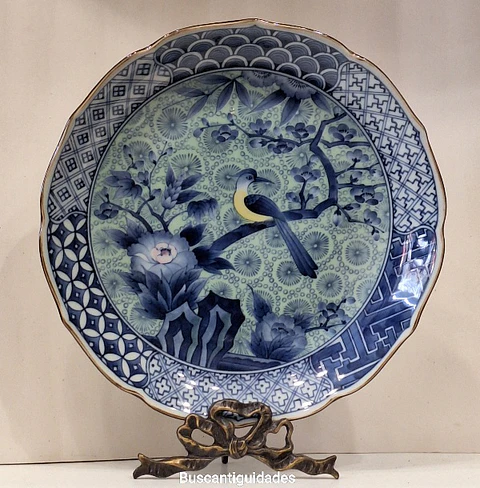 Prato decorativo japonês em porcelana Genshou, estilo Arita-yaki