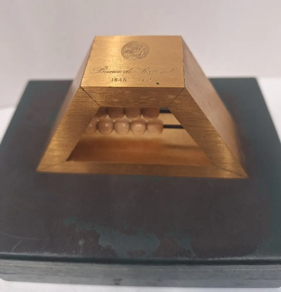Medalha comemorativa 150.° do Banco de Portugal. Escultor João Duarte.  2