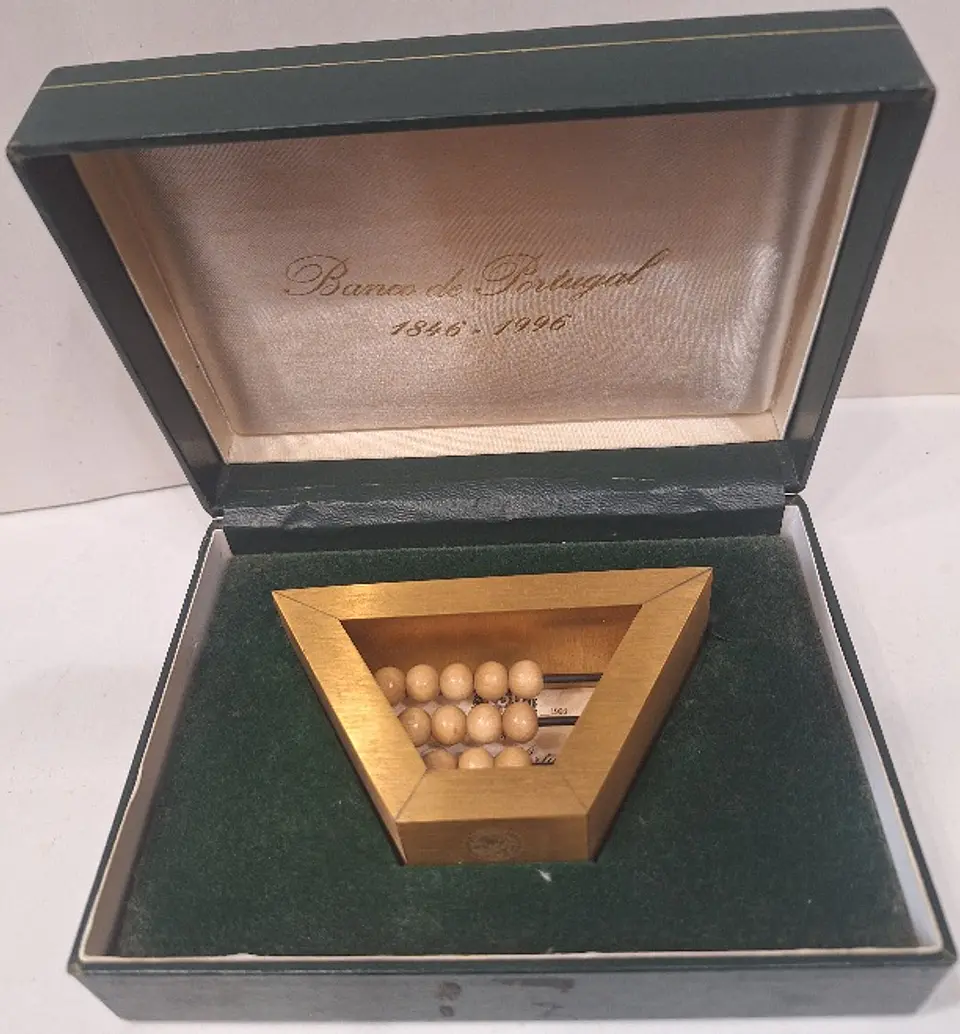 Medalha comemorativa 150.° do Banco de Portugal. Escultor João Duarte.  3