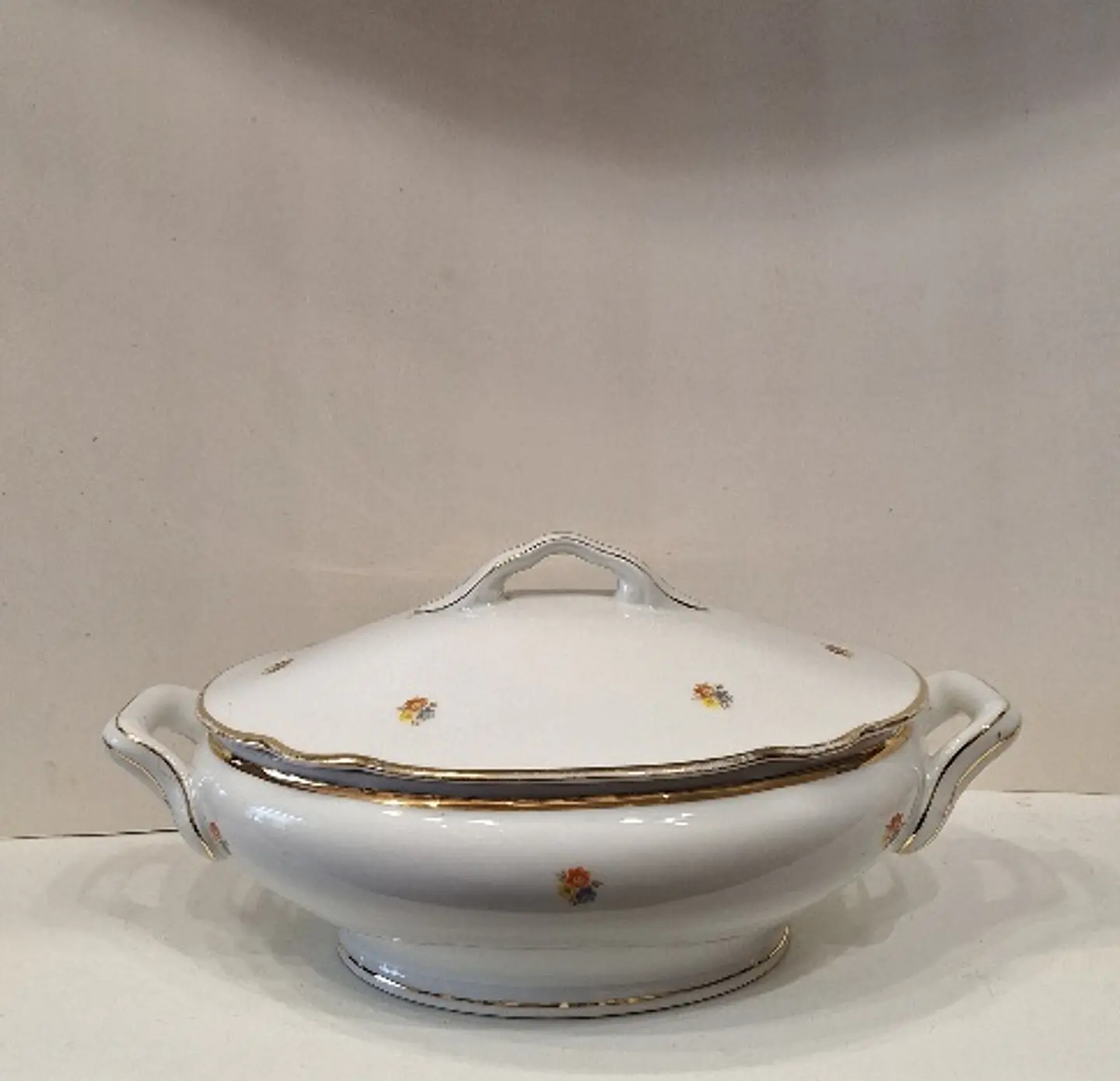 Terrina em porcelana da Vista Alegre,  carimbo (1924-1947)  1