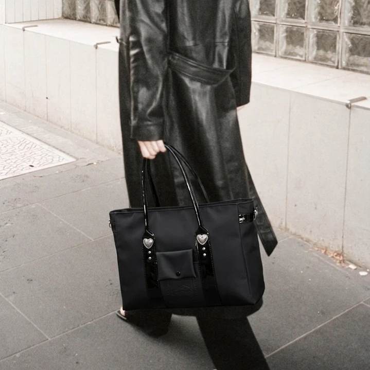 TOTEBAG OFFICE SILVER HEARTS CÁPSULA 2026 8