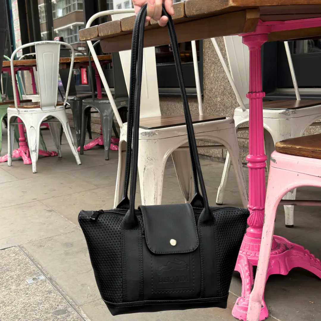 CARTERA POCKET CHELSEA LARGE NEGRO Y PUNTOS 5