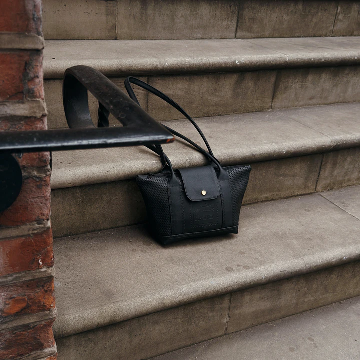 CARTERA POCKET CHELSEA LARGE NEGRO Y PUNTOS 4