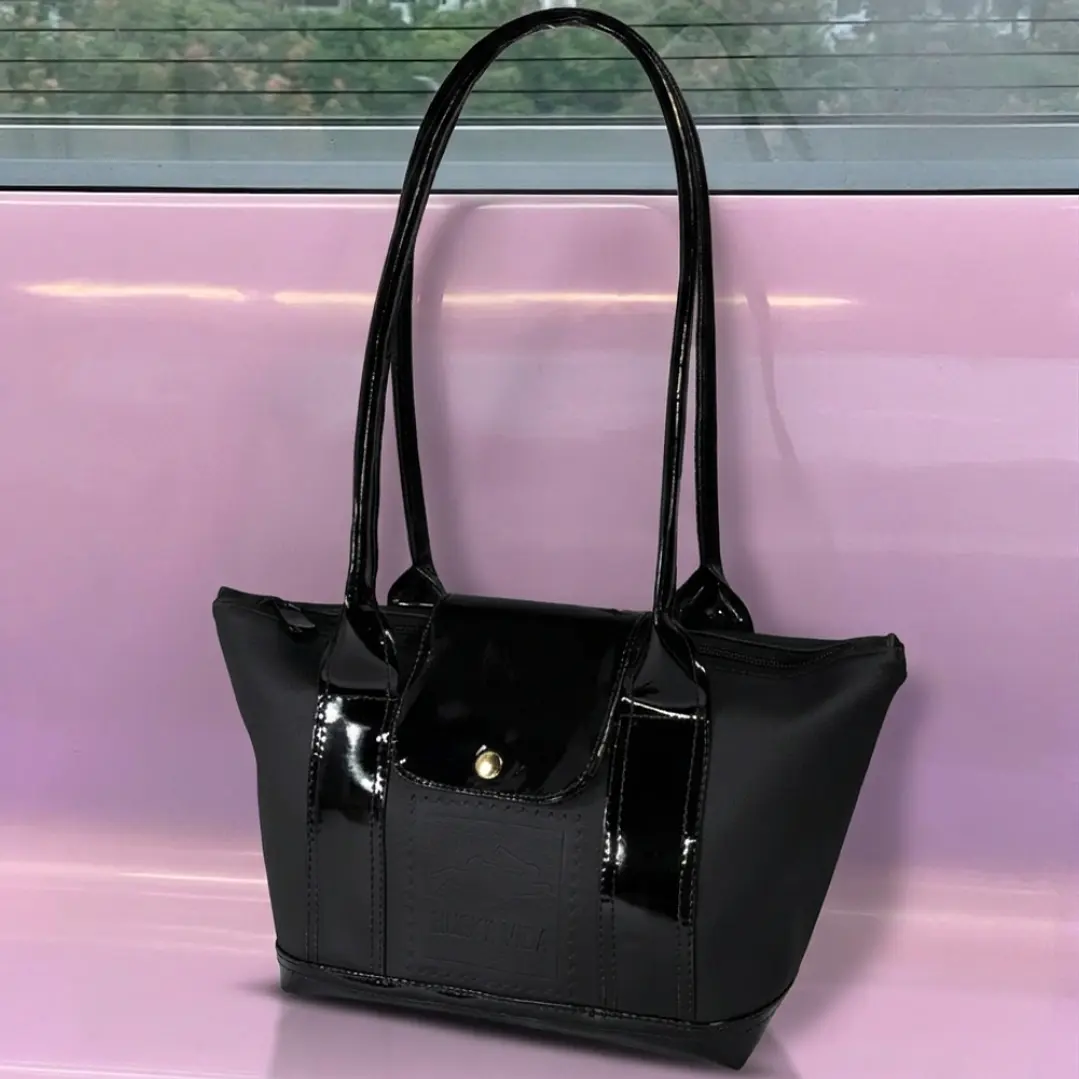 CARTERA POCKET CHELSEA LARGE NEGRO Y CHAROL 1