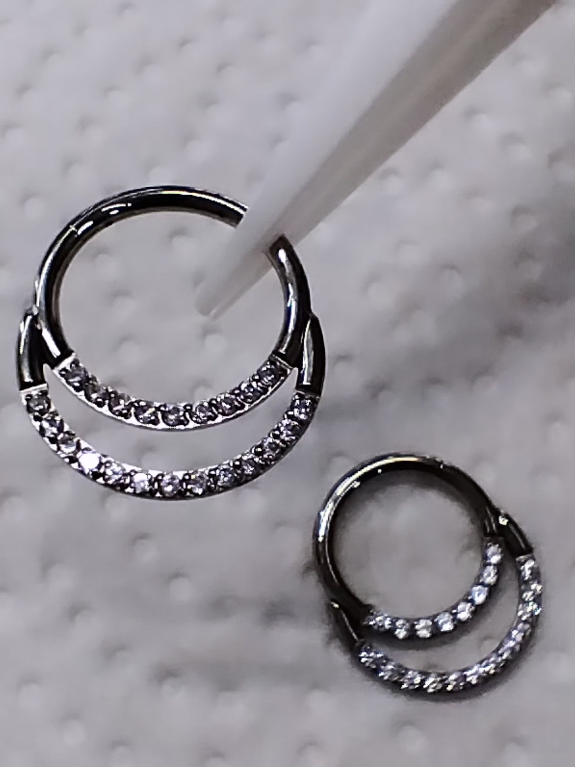 Argolla clicker doble con circonitas en titanio 10mm 1