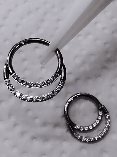 Argolla clicker doble con circonitas en titanio 8mm