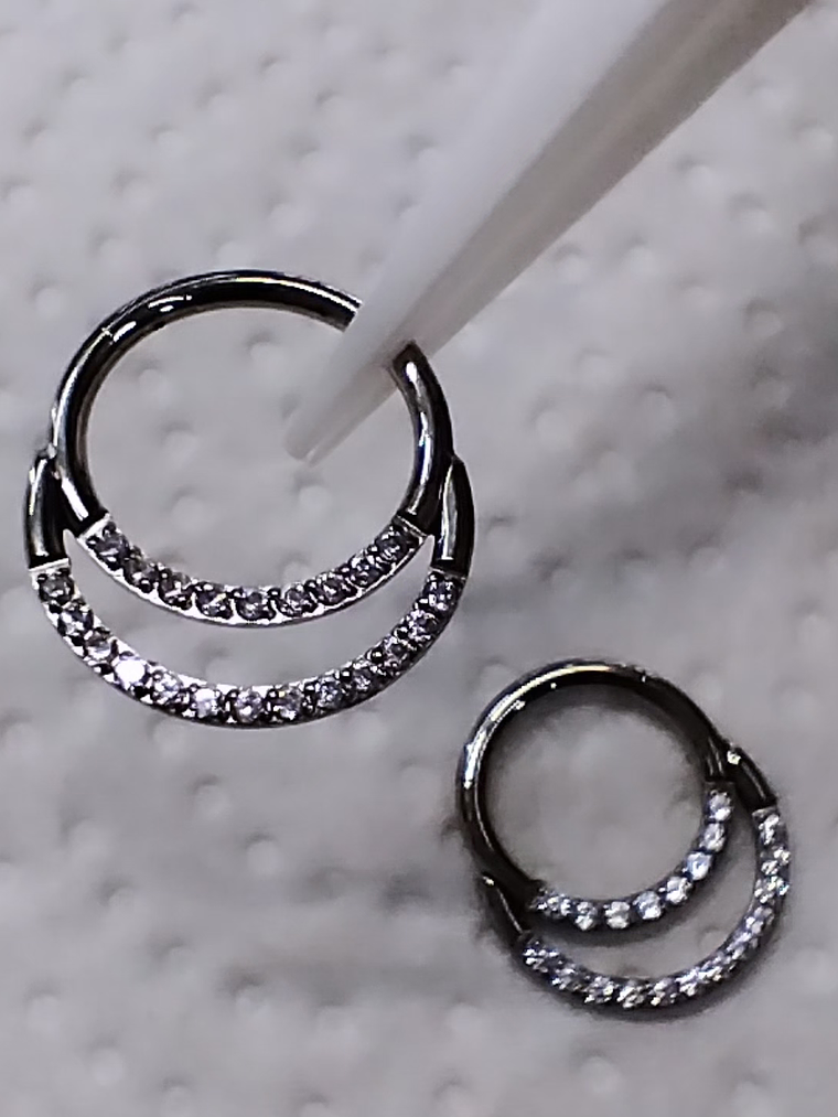 Argolla clicker doble con circonitas en titanio 8mm 1