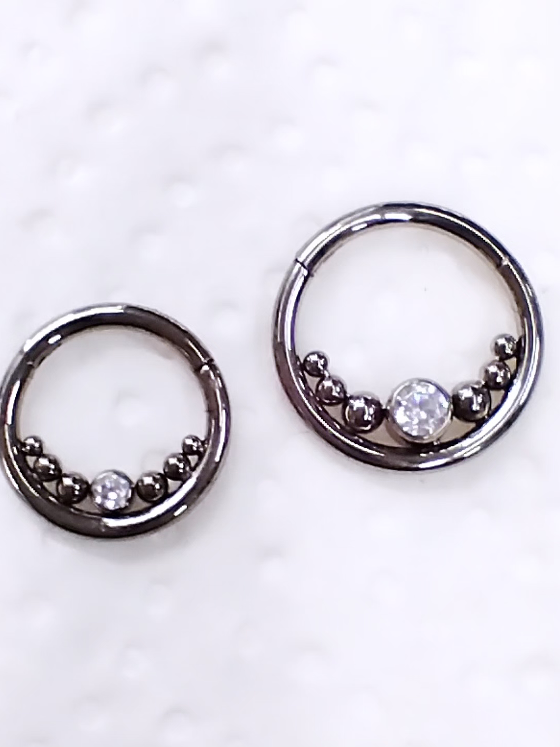 Argolla clicker de titanio con circonitas 8m 1