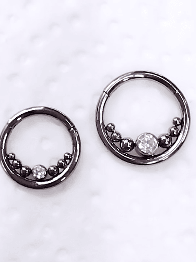 Argolla clicker de titanio con circonitas 8m