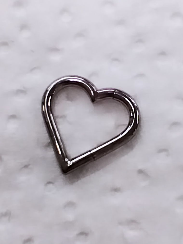 Argolla clicker corazón 8mm en titanio grado implante 16g 2