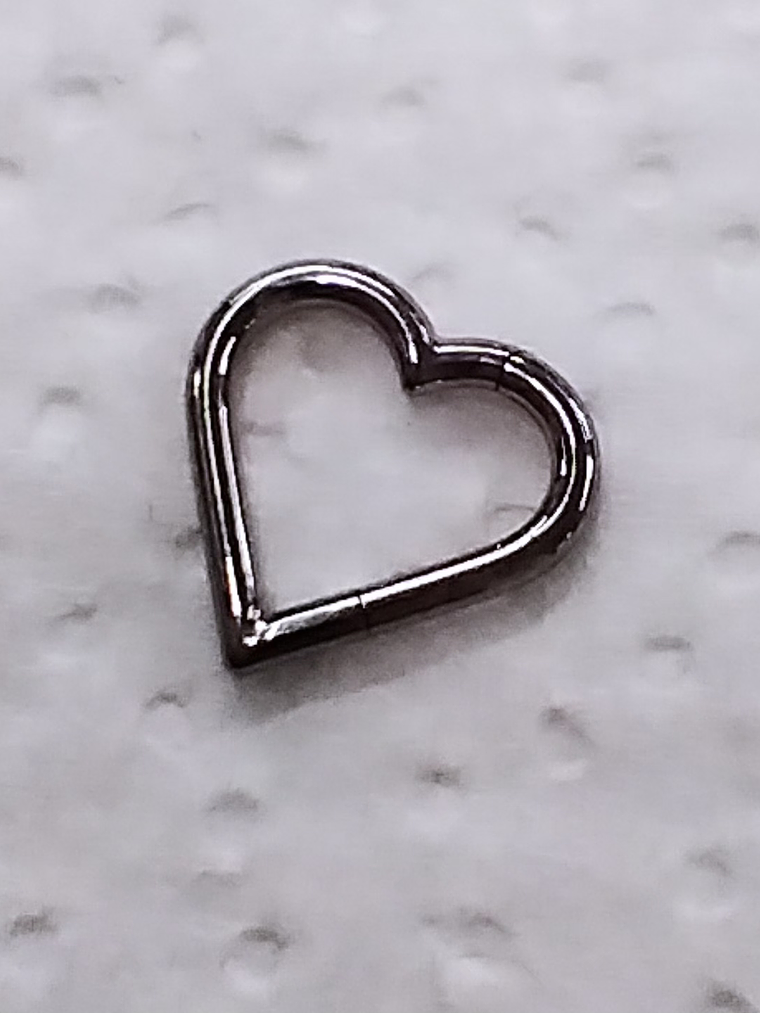 Argolla clicker corazón 8mm en titanio grado implante 16g 3