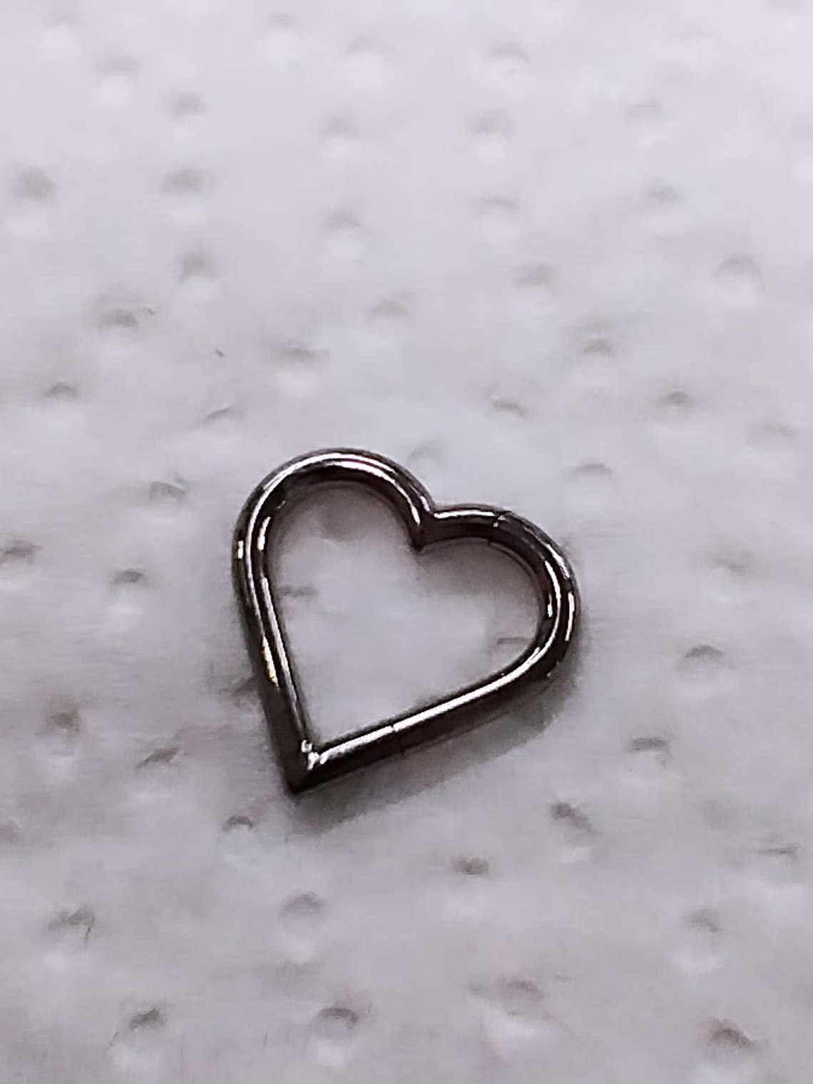 Argolla clicker corazón 8mm en titanio grado implante 16g 1