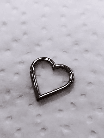 Argolla clicker corazón 8mm en titanio grado implante 16g