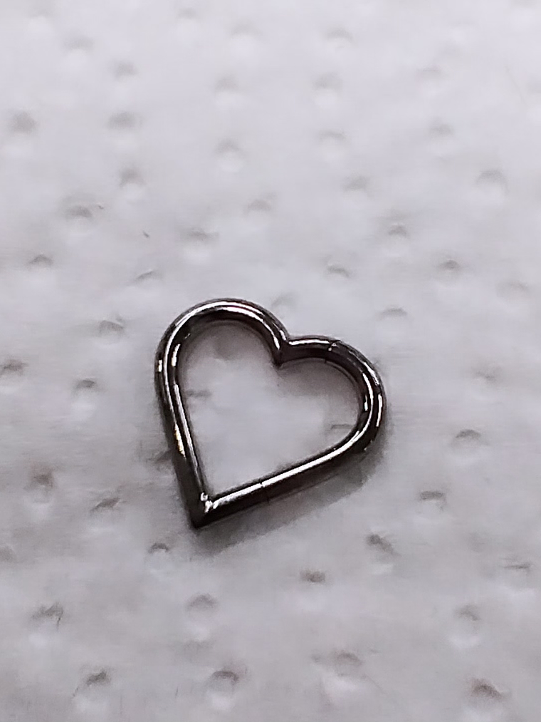 Argolla clicker corazón 8mm en titanio grado implante 16g 1