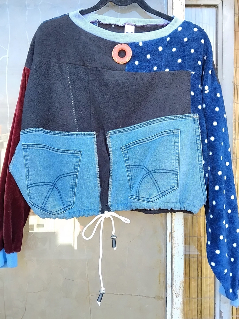 Poleron Reutilización textil talla S/M único. 2