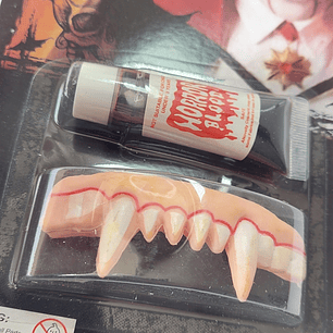 Sangre Falsa con Dientes de Vampiro