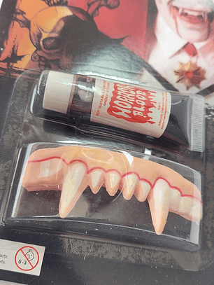 Sangre Falsa con Dientes de Vampiro