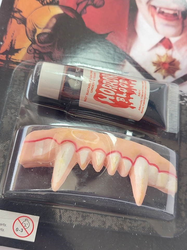 Sangre Falsa con Dientes de Vampiro 2