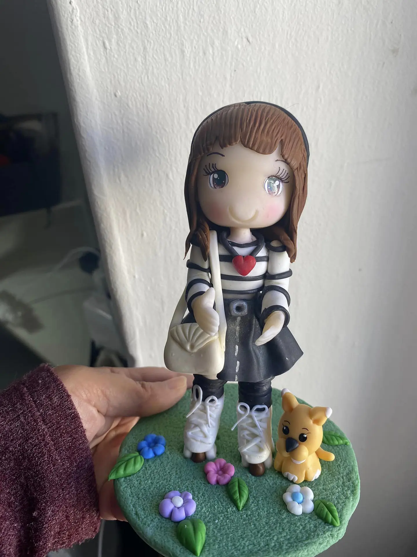  Estatueta Menina com Hobbies | Personalizada em Porcelana Fria 2