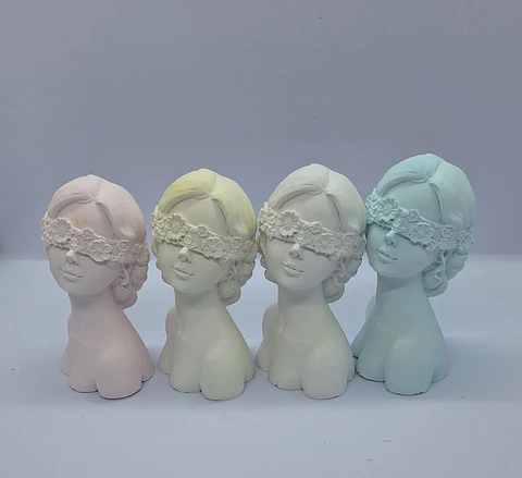 Estatuetas “Amina – Digna de Confiança” — Conjunto de 4 Peças