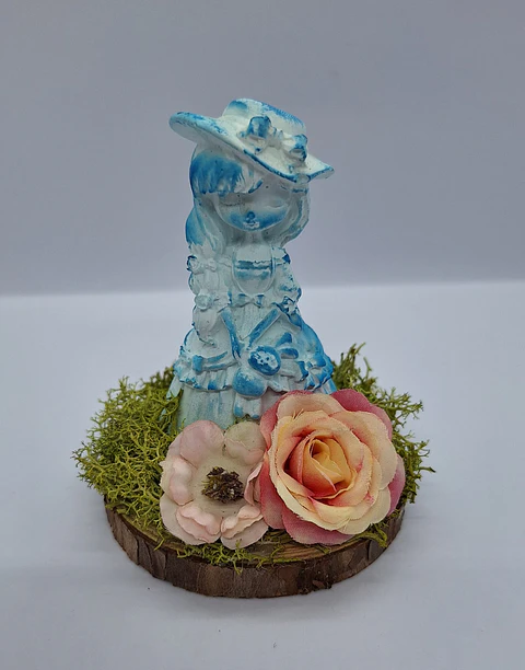 Estatueta Princesa Carmelinda com coelho no Jardim