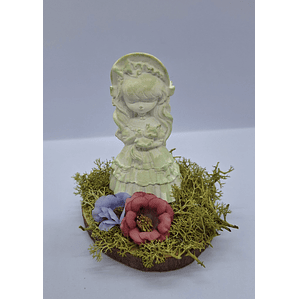 Lara Princesa no Jardim com gatito ao colo