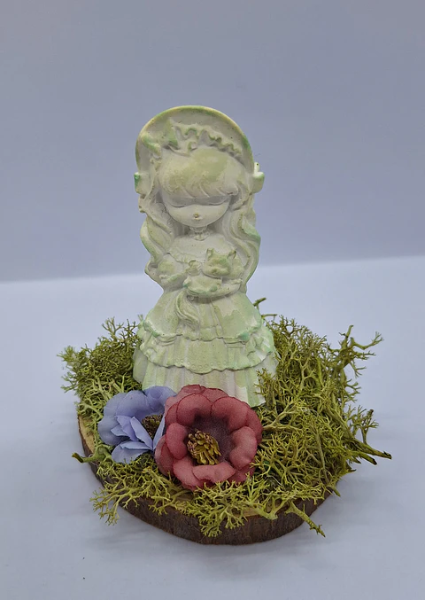 Estatueta Princesa Lara com gatinho ao colo no Jardim