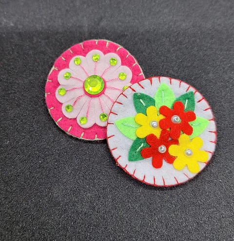 Pregadeira Flor em Feltro