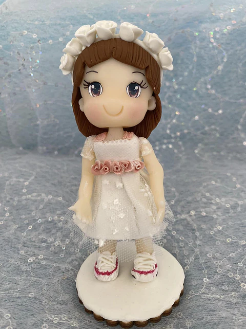 Topo Estatueta Personalizada em Biscuit Cerimónia Menina morena com grinalda