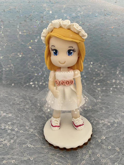 Topo Estatueta Personalizada em Biscuit Cerimónia Menina loira com grinalda