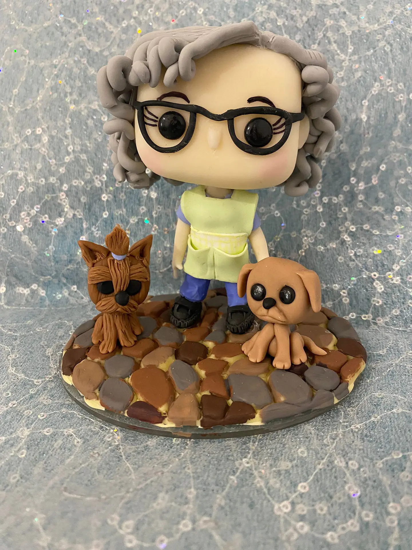 POP Estatueta Avó e os seus cãezinhos | Personalizada em Porcelana Fria 1