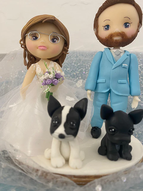 Estatueta Noivos com Pets | Personalizada em Porcelana Fria