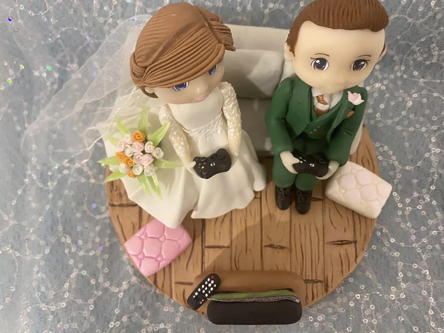 Estatueta de Noivos com Hobbies | Personalizada em Porcelana Fria 2